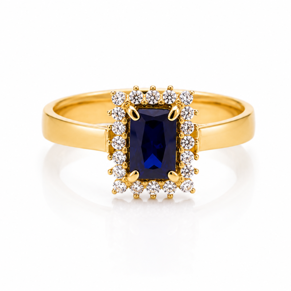 Годежен пръстен “Royal Blue” със син сапфир и ореол от диаманти, изработен от жълто злато 14 карата. Класически кралски дизайн.